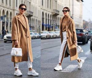 Beige coat, white trousers and white sneakers