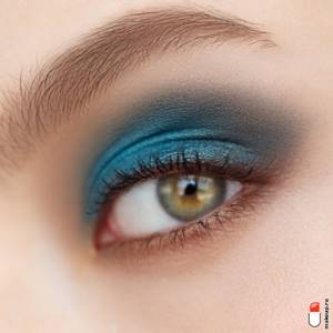 turquoise smokey eyes