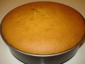 The sponge cake is prepared without adding eggs.