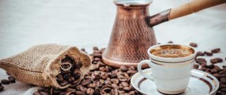 Чашка кофе на фоне турки и кофейных зерен