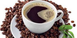 Чашка натурального кофе и зерна