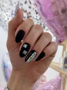 Colored sparkles in black manicure