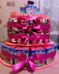 Children&#39;s miracle cake made from juice packs and chokopai packages.