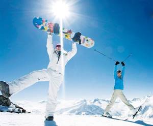 девичник на горнолыжном курорте, девушки на сноуборде и лыжах