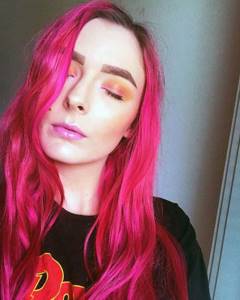 Длинные волосы насыщенно-розового цвета с неоновой помадой
