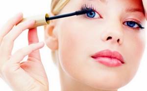 Lengthening mascara is used to emphasize eyelashes