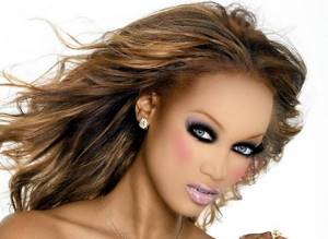 Spectacular makeup for blue-gray eyes and brown hair