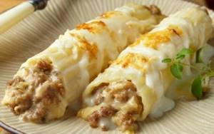 Pasta tubes stuffed with minced meat and bechamel sauce