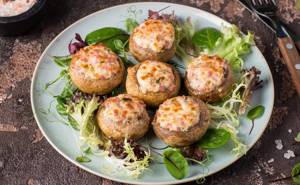 Stuffed champignons - a quick snack when guests are on the doorstep