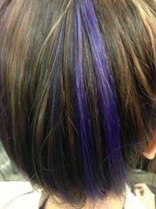 фиолетовые пряди на коротких волосах
