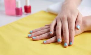 Blue shade of manicure for wide nails