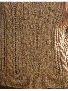 Горчичный пуловер спицами с узором из кос и шишечек узор