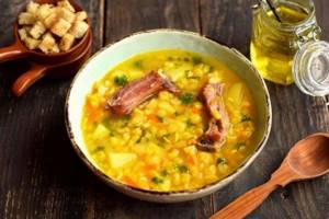Pea soup with pork and smoked meats