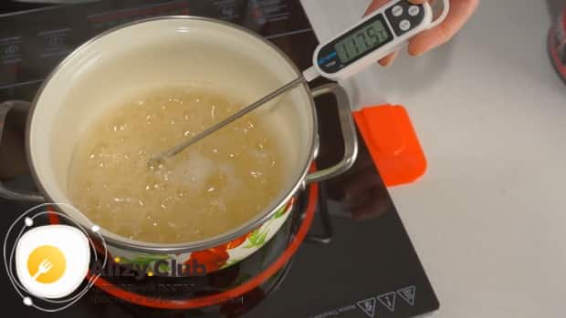 Prepare custard protein cream according to the classic recipe