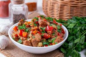 Beef stewed with bell pepper