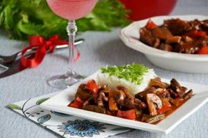 Beef stewed with mushrooms in sweet and sour sauce