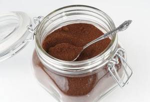 Storing ground coffee in a glass jar