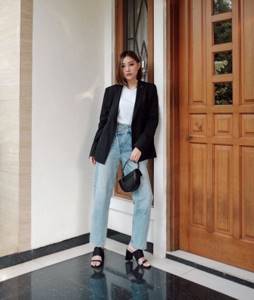 Идеальные женские джинсы 2021-2022: модные новинки и образы с джинсами на фото