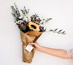 photo ideas with a bouquet