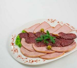 How to decorate cold cuts - ideas for the holiday table