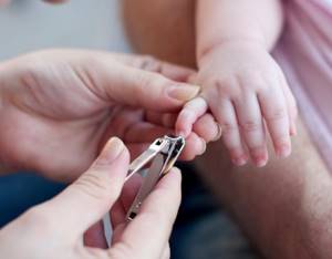 How to clean a child&#39;s nails