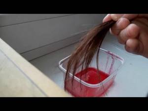 How to dye the ends of your hair with crepe paper
