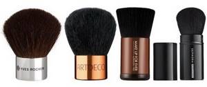 A foundation brush is a necessary attribute of a cosmetic bag.