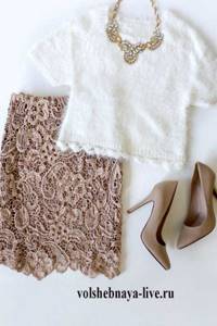Кофейная юбка с белым свитером