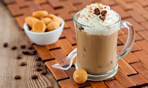 Кофейно-молочный коктейль с пончиками и мороженым