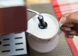 Coffee machine froths milk