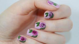 Красивый дизайн фиолетовых роз гель-лаком