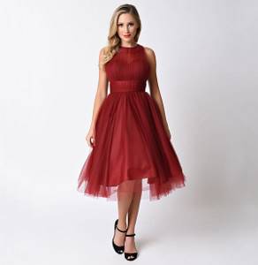 Красное платье тёмного оттенка