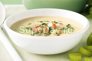 Creamy soup with broccoli and ham