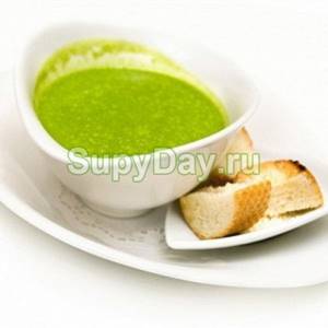 Chicken soup with broccoli and peas