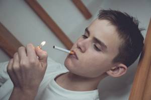 Курящих подросток