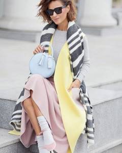 The best scarves 2021-2022: how to wear a scarf fashionably – photo ideas