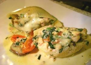 Pasta shells in cream, stuffed with chicken and vegetables