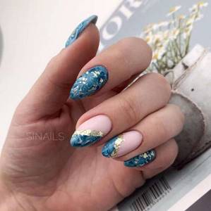 Sea manicure on nails