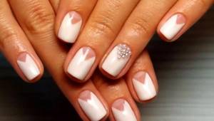 Manicure with triangular holes