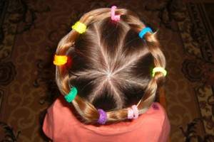 Fashionable funny wreath hairstyle for girls in kindergarten 2019