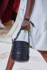 Модная сумка цилиндр 2021 из коллекции Miu Miu