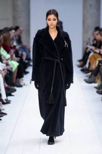 Fashionable fur coats 2021-2022: main trends photo No. 21