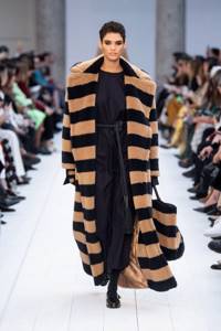 Fashionable fur coats 2021-2022: main trends photo No. 22