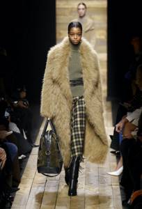 Fashionable fur coats 2021-2022: main trends photo No. 24