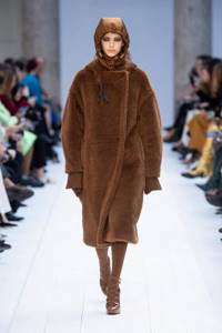 Fashionable fur coats 2021-2022: main trends photo No. 25