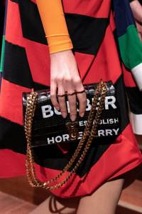 Fashionable chain bags Burberry