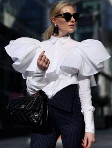 Модный женский лук с белой рубашкой