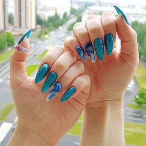Marble manicure with glitter on sharp blue nails