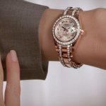 На какой руке женщины носят часы: практические советы и приметы