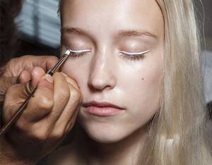 Applying one color is a feature of mono-makeup